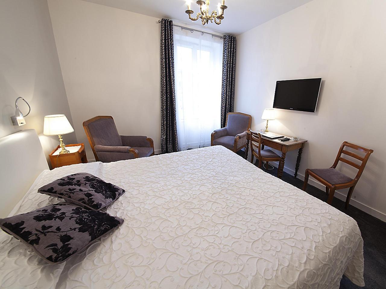 Logis Hotel Royal Saint-Mart Royat Bagian luar foto