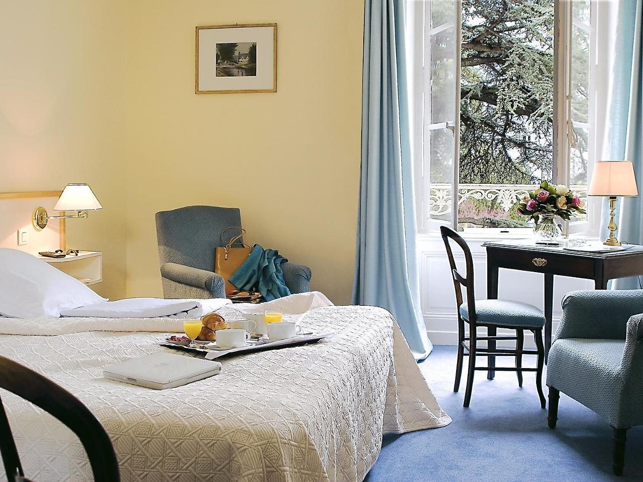 Logis Hotel Royal Saint-Mart Royat Bagian luar foto