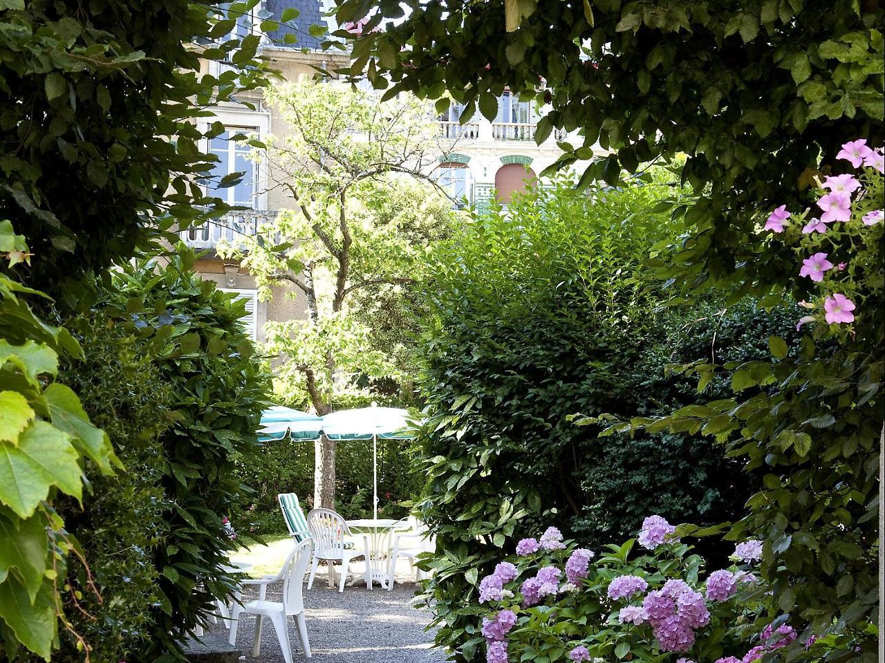 Logis Hotel Royal Saint-Mart Royat Bagian luar foto