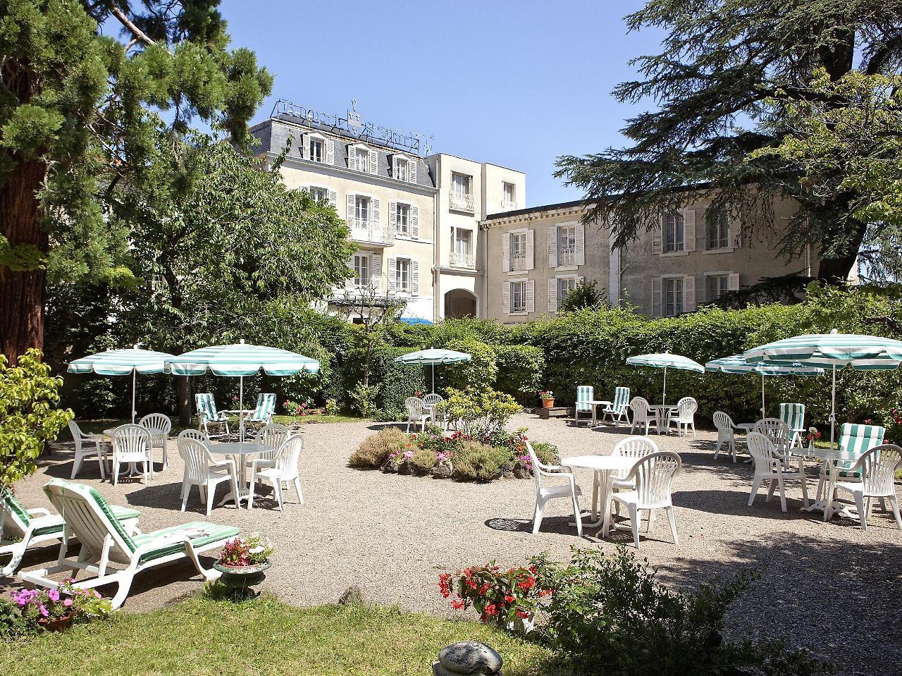 Logis Hotel Royal Saint-Mart Royat Bagian luar foto