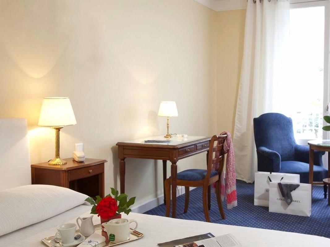 Logis Hotel Royal Saint-Mart Royat Bagian luar foto