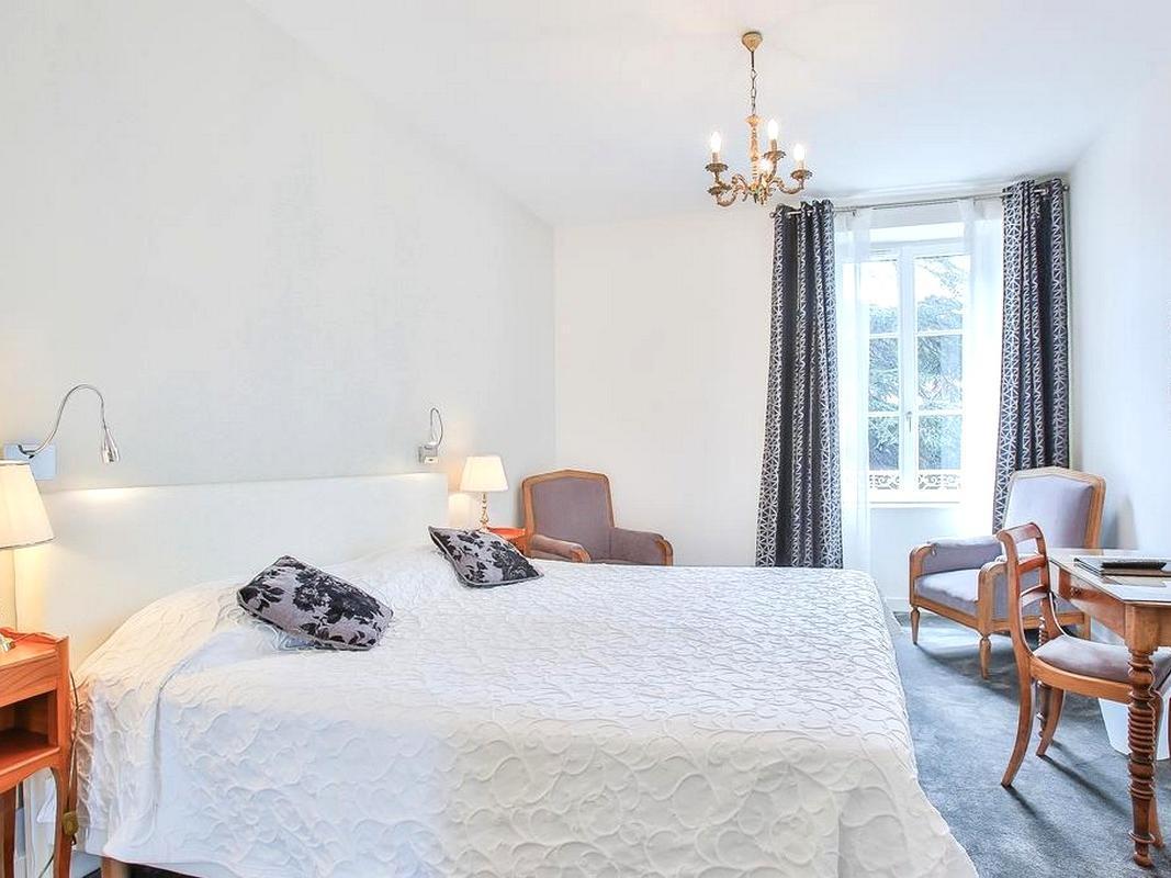 Logis Hotel Royal Saint-Mart Royat Bagian luar foto