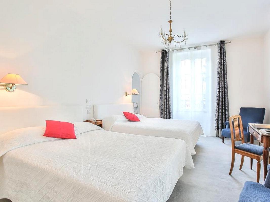 Logis Hotel Royal Saint-Mart Royat Bagian luar foto