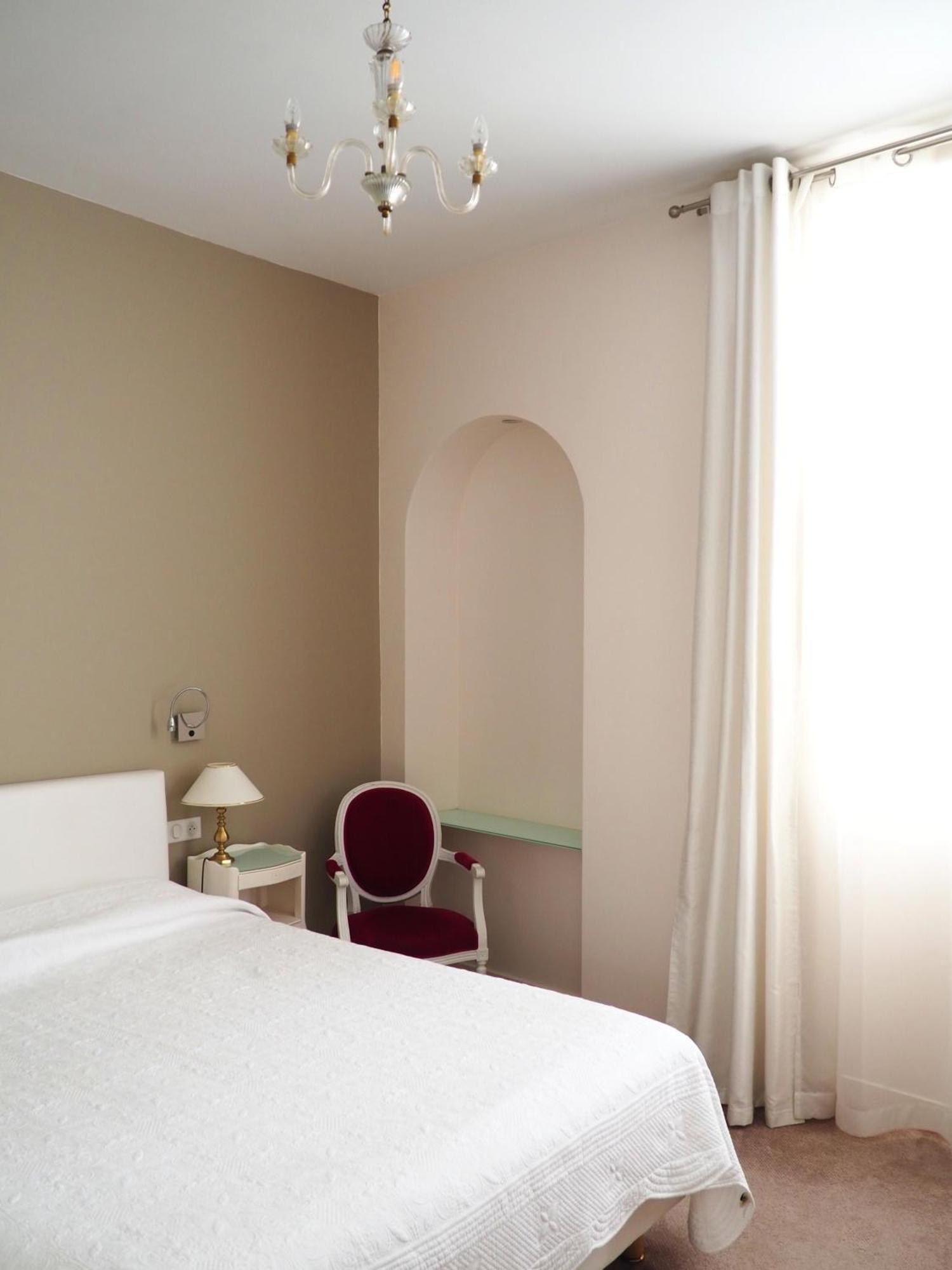 Logis Hotel Royal Saint-Mart Royat Bagian luar foto