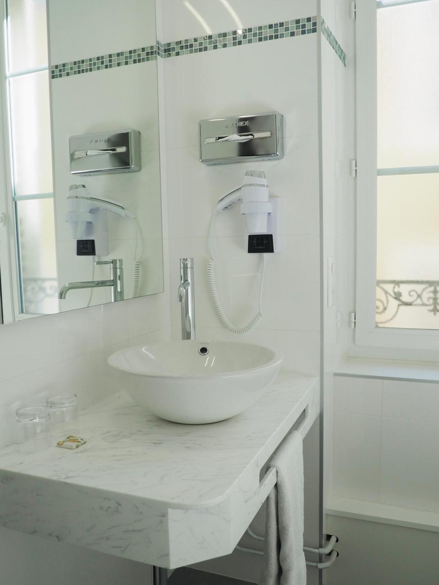 Logis Hotel Royal Saint-Mart Royat Bagian luar foto