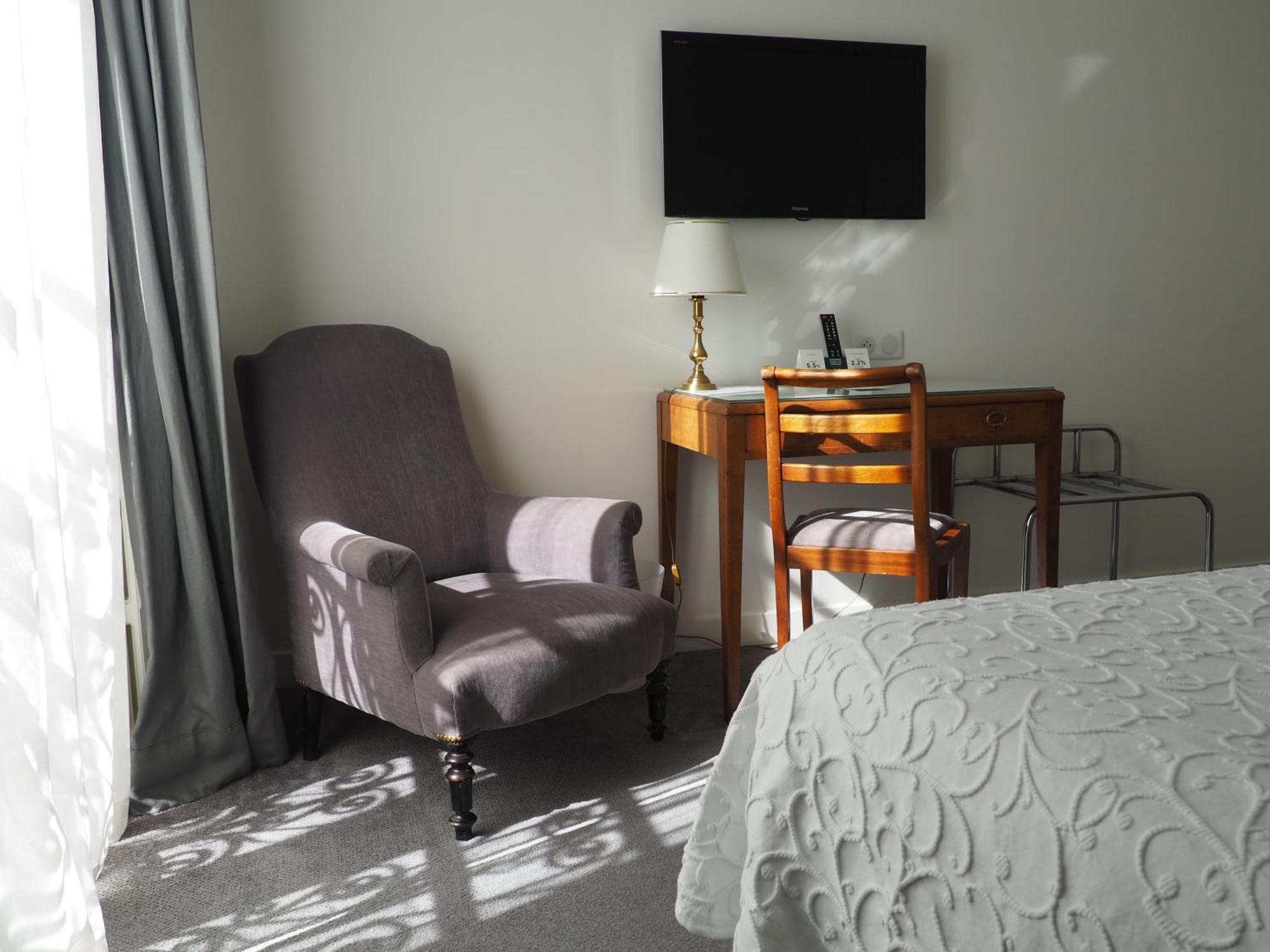 Logis Hotel Royal Saint-Mart Royat Bagian luar foto