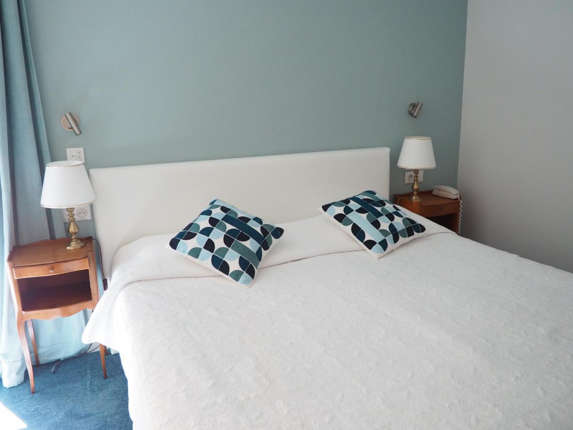 Logis Hotel Royal Saint-Mart Royat Bagian luar foto