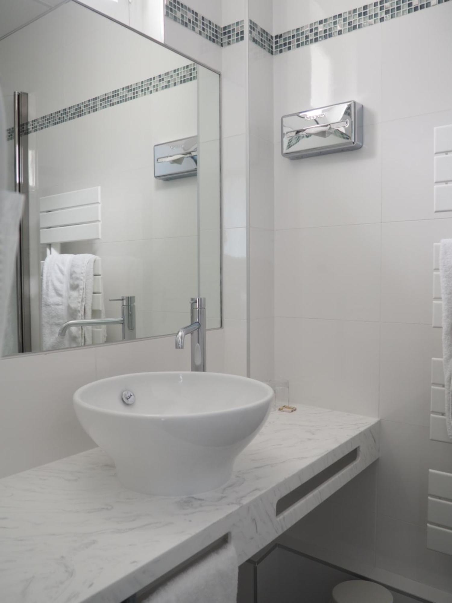 Logis Hotel Royal Saint-Mart Royat Bagian luar foto