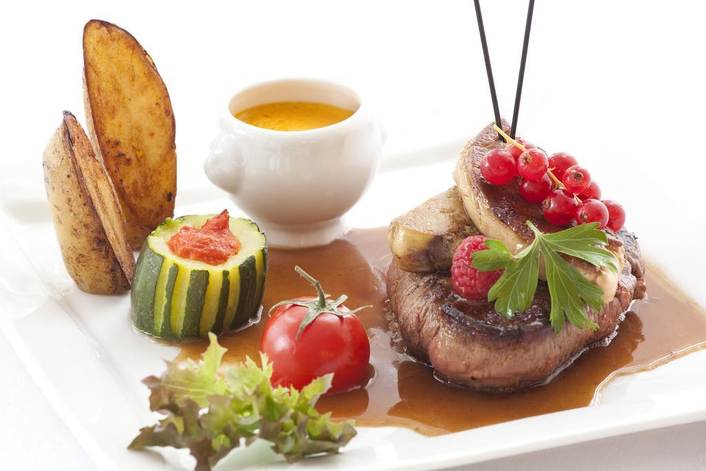 Logis Hotel Royal Saint-Mart Royat Bagian luar foto